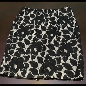 Ann Taylor black lace and cream background lined skirt